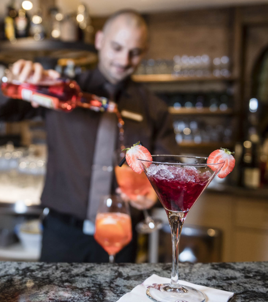 Genuss im 4* Hotel Ridnaun Getränk im Hotel Taljörgele